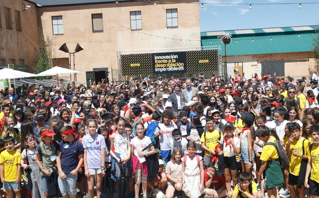 Su Majestad el Rey  en la fotografía de grupo con autoridades, profesores y alumnos asistentes
